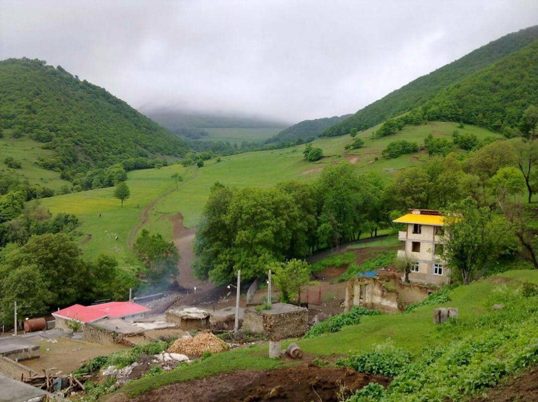 ویلاکوهستانی با ویوو جنگل های قره داغ در روستا علی آباد چشم انداز 