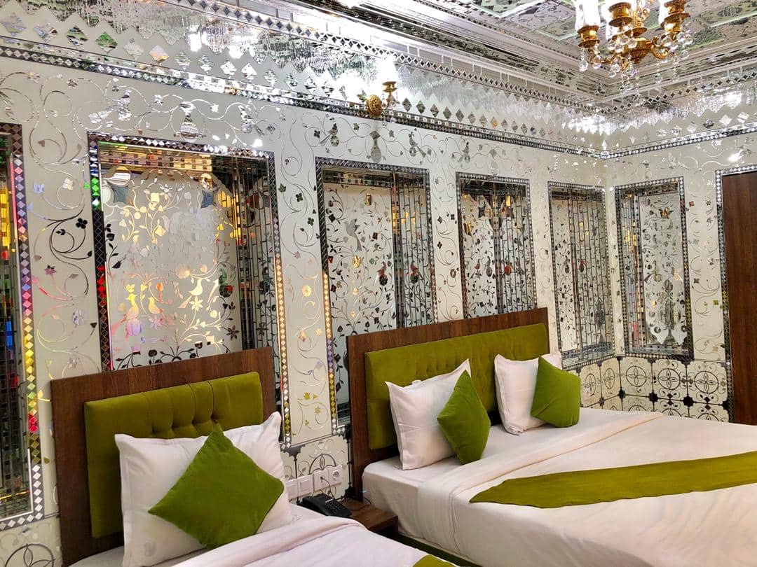 اجاره اتاق سنتی در 9 دی شیراز - اتاق سه تخته آینه