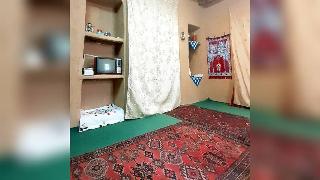 اجاره خانه سنتی در روئین اسفراین - بادام و گردو