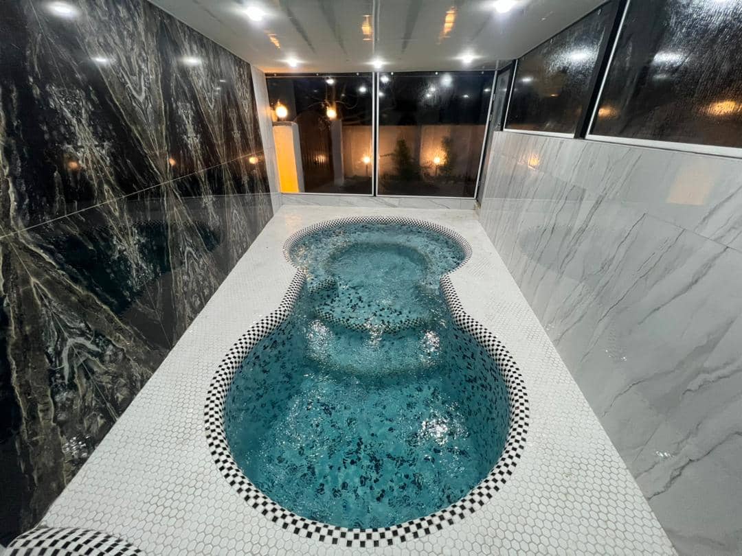 اجاره کلبه سوئیسی با استخر آبگرم در نیاسته