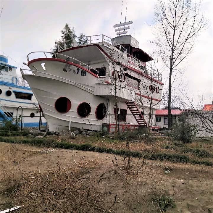 اجاره کشتی ساحلی در ساحل قو بندرانزلی - قرمز پایین