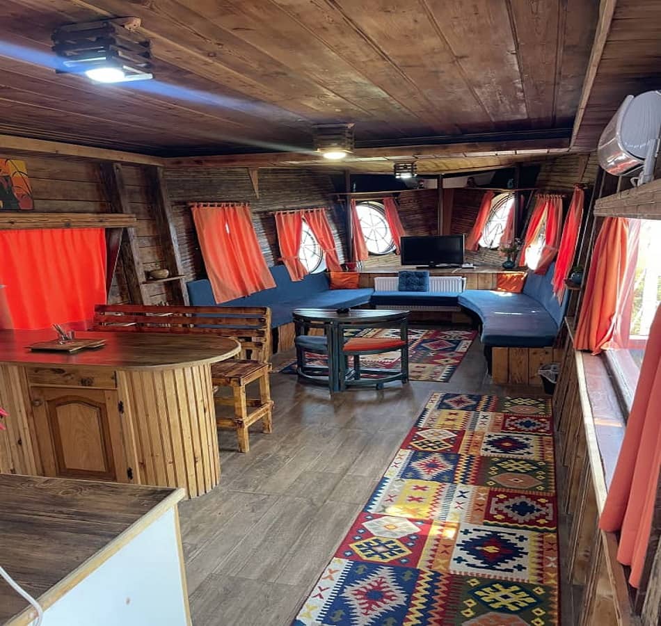 اجاره کشتی ساحلی در ساحل قو بندرانزلی - قرمز پایین