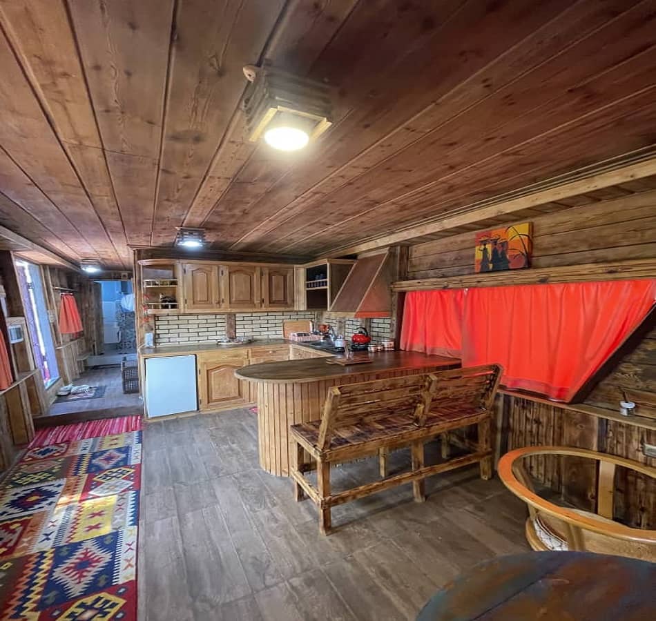 اجاره کشتی ساحلی در ساحل قو بندرانزلی - قرمز پایین