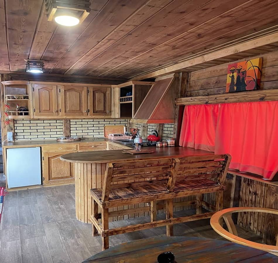 اجاره کشتی ساحلی در ساحل قو بندرانزلی - قرمز پایین