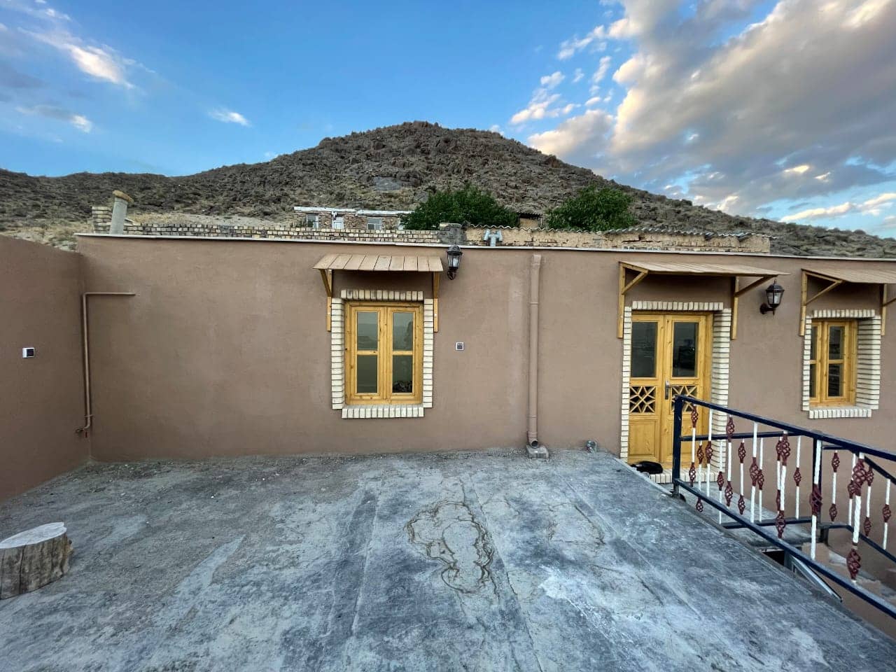 اجاره اقامتگاه بومگردی در پایین کوه زنجان