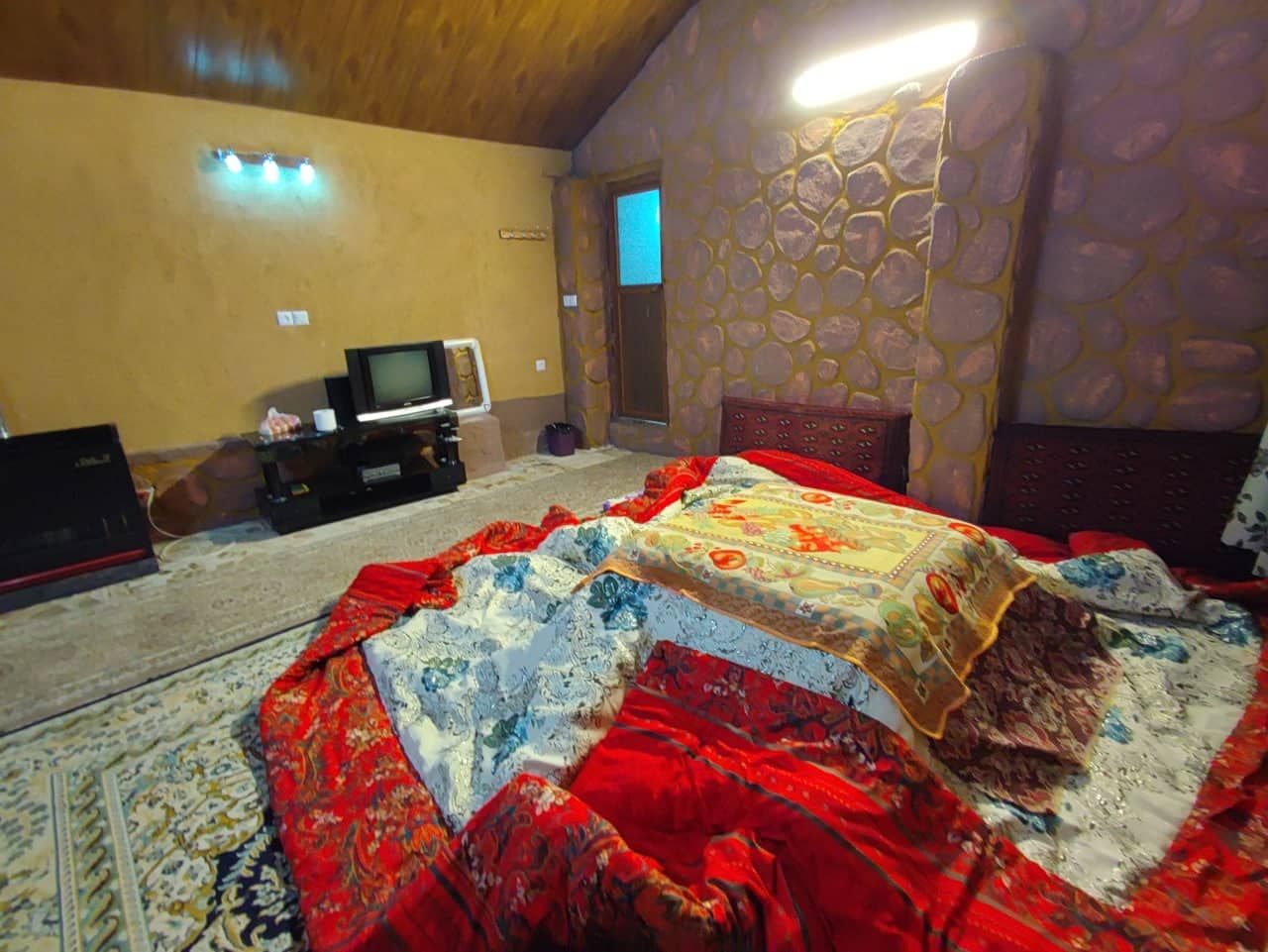 اجاره سوئیت جنگلی در روستای جمشیدآباد زیر آب - کلبه 3 یلدا