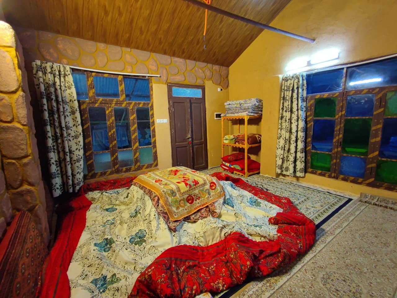 اجاره سوئیت جنگلی در روستای جمشیدآباد زیر آب - کلبه 3 یلدا