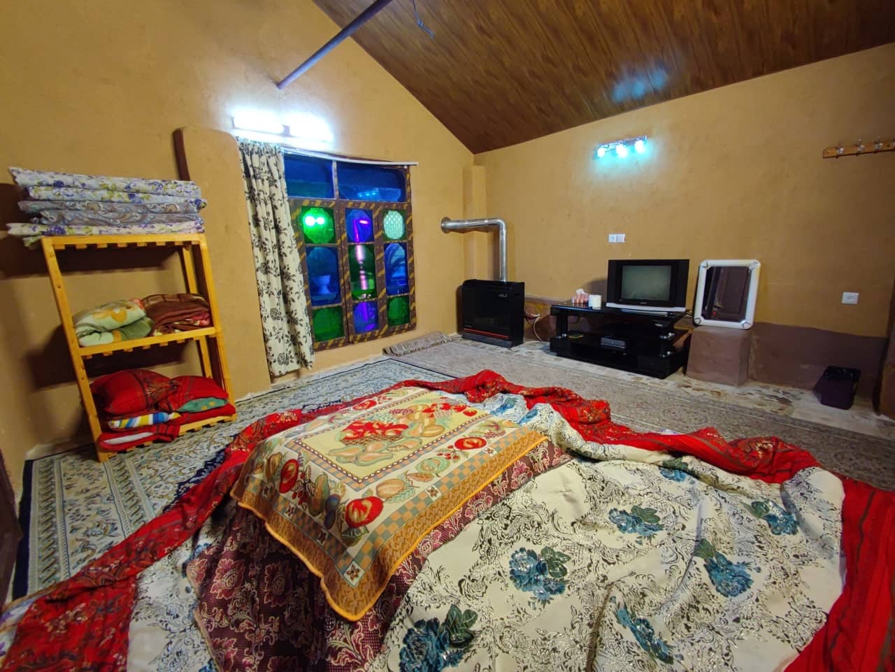 اجاره سوئیت جنگلی در روستای جمشیدآباد زیر آب - کلبه 3 یلدا