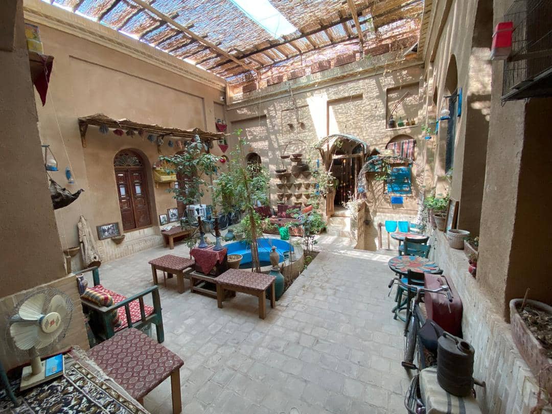 اقامتگاه بومگردی در امام خمینی یزد -اتاق آدابی