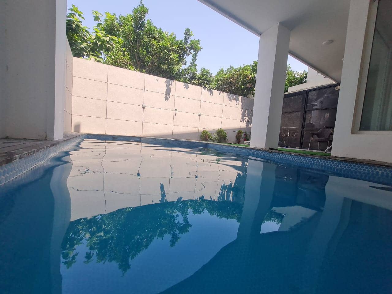 اجاره ویلا سه خوابه استخر روباز آبگرم در شهرک امیرسالار سرخرود