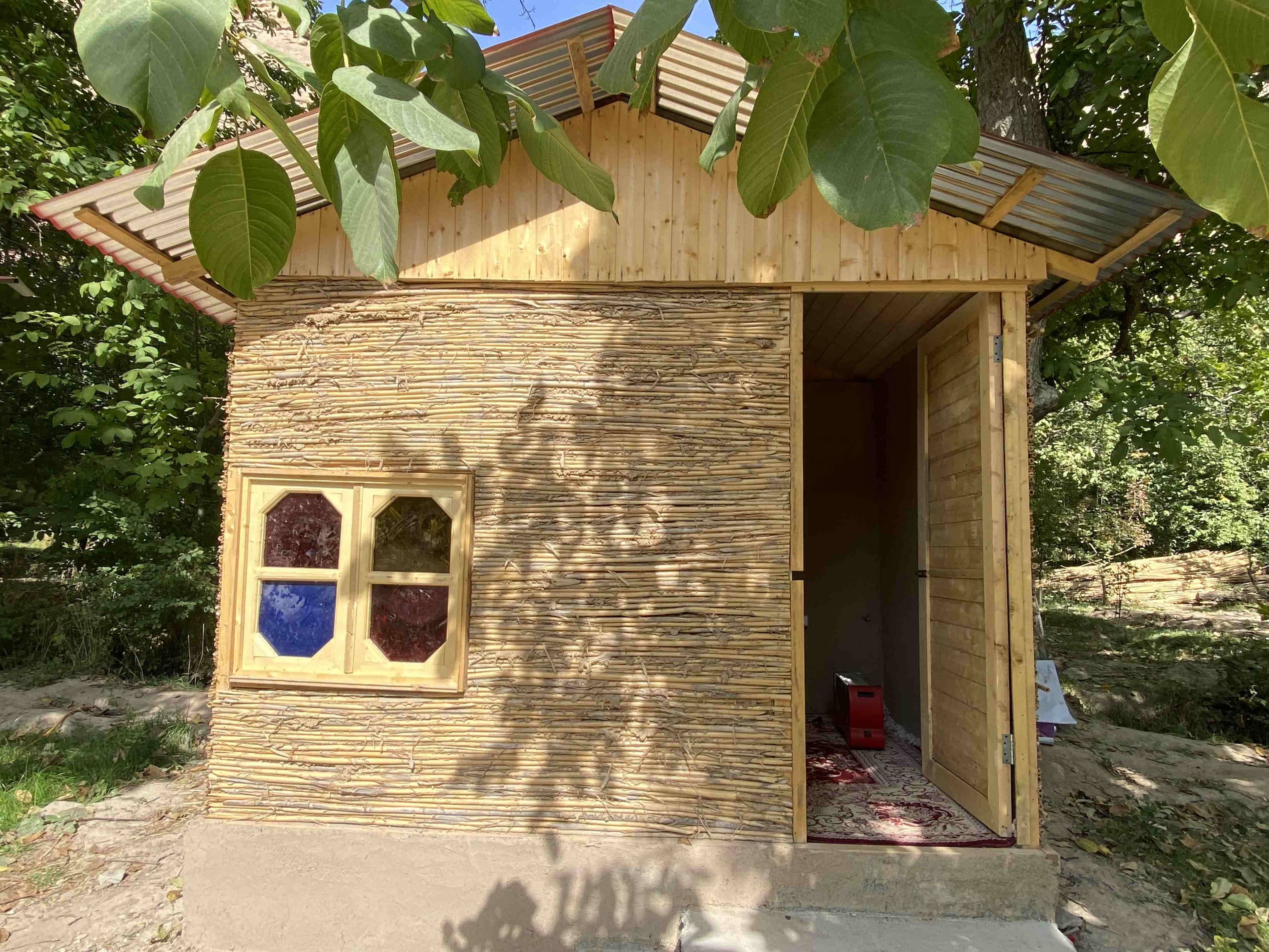 اجاره کلبه کاهگلی در باغ تفریحی خمده فیروزکوه - سکوت