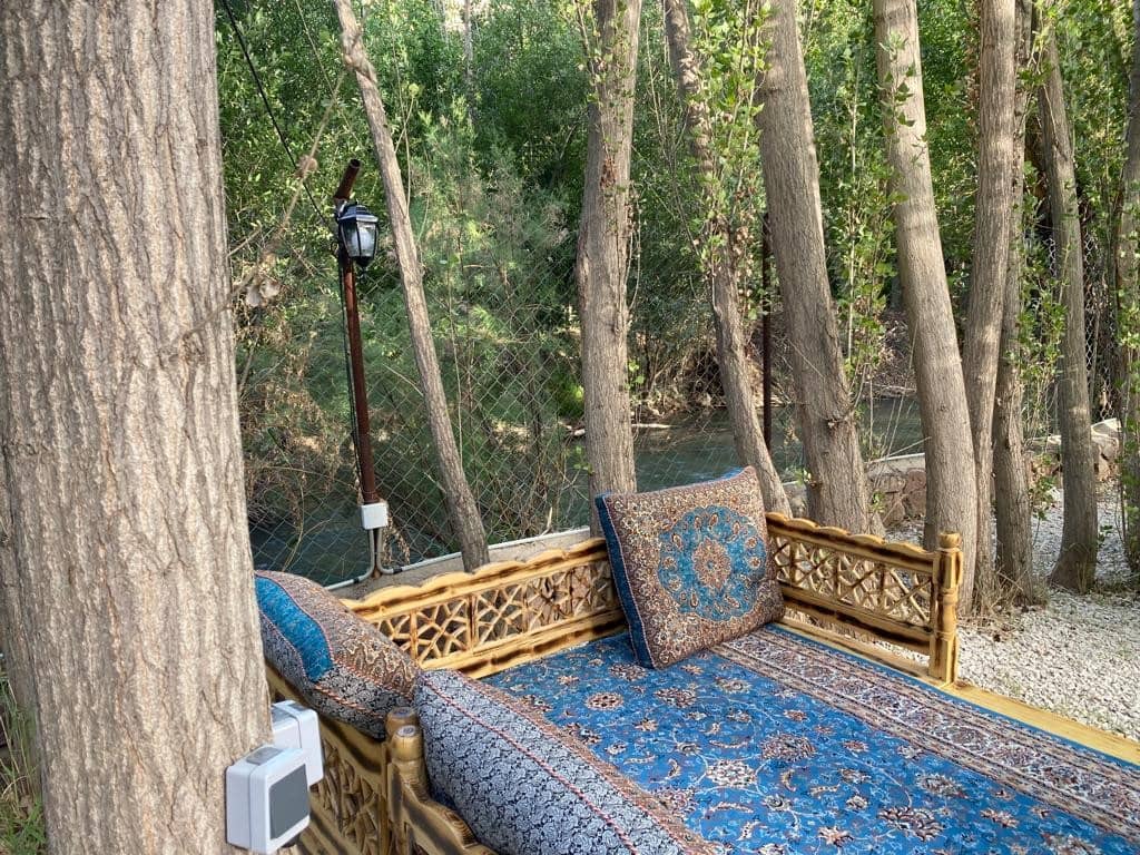 اجاره کلبه کاهگلی در باغ تفریحی خمده فیروزکوه - سکوت