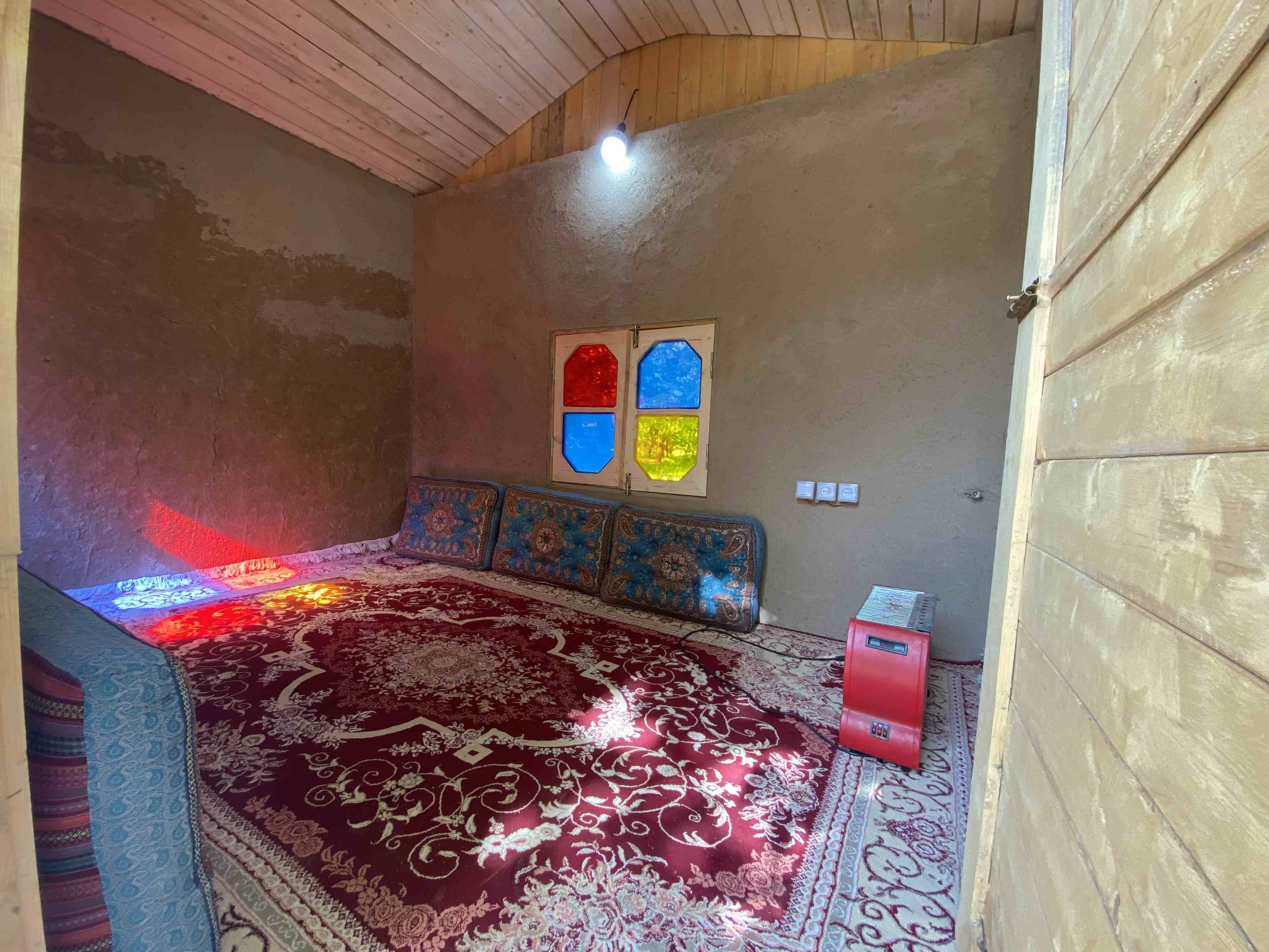 اجاره کلبه کاهگلی در باغ تفریحی خمده فیروزکوه - آرامش