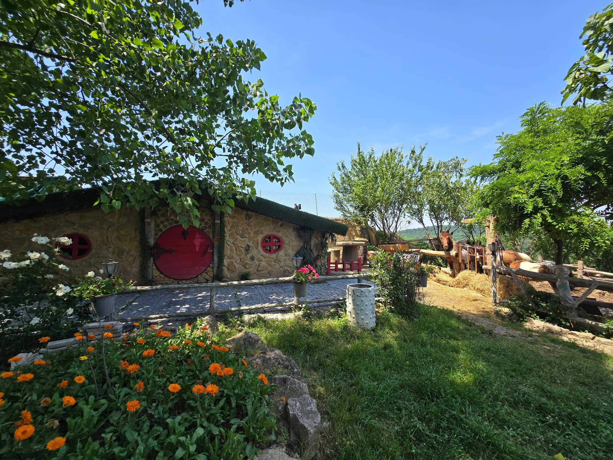 اجاره کلبه هابیت در روستای امره ساری - مهنا