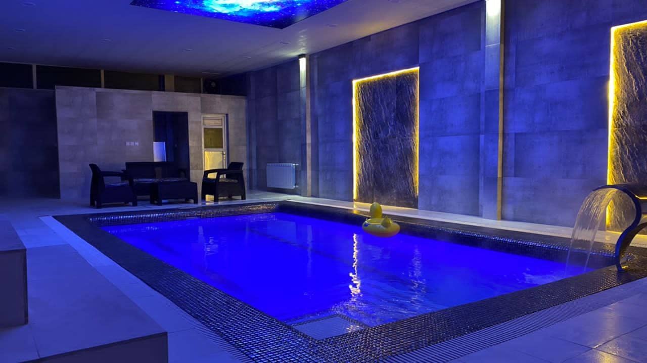 اجاره ویلا با استخر سر پوشیده آبگرم در منطقه آزاد انزلی