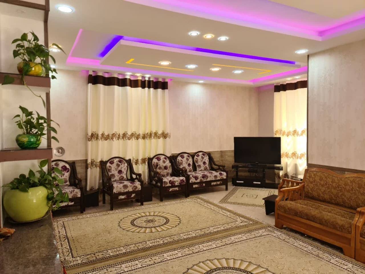 اجاره ویلا استخر روباز در قصر سبز صدرا