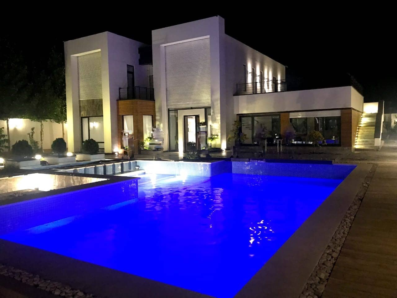 اجاره ویلا سه خوابه استخر روباز آبگرم در چهارباغ - کردان جنوبی