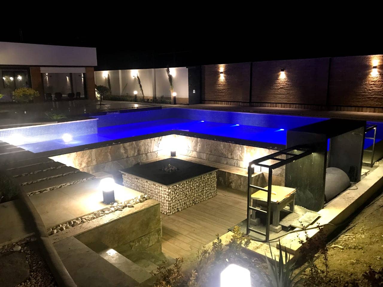 اجاره ویلا سه خوابه استخر روباز آبگرم در چهارباغ - کردان جنوبی