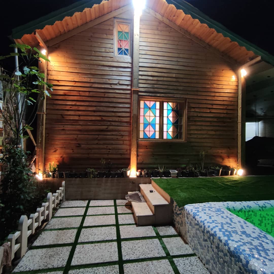 اجاره کلبه چوبی استخر روباز در چمخاله گیلان