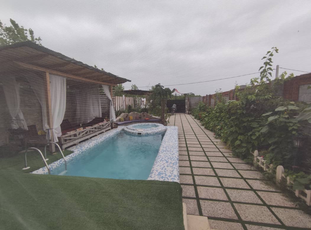 اجاره کلبه چوبی استخر روباز در چمخاله گیلان