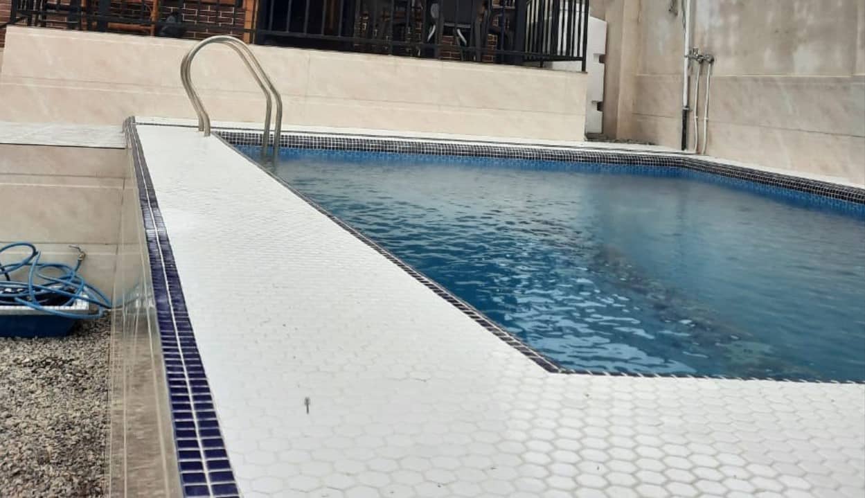 کلبه سوئیسی با استخرروباز آبگرم در تنکابن - گرماپشته