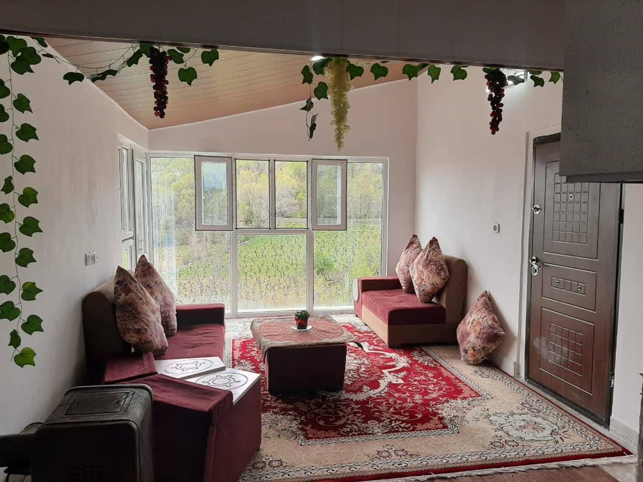 اجاره ویلا باغ در بیاره سیسخت - اتاق شیشه ای