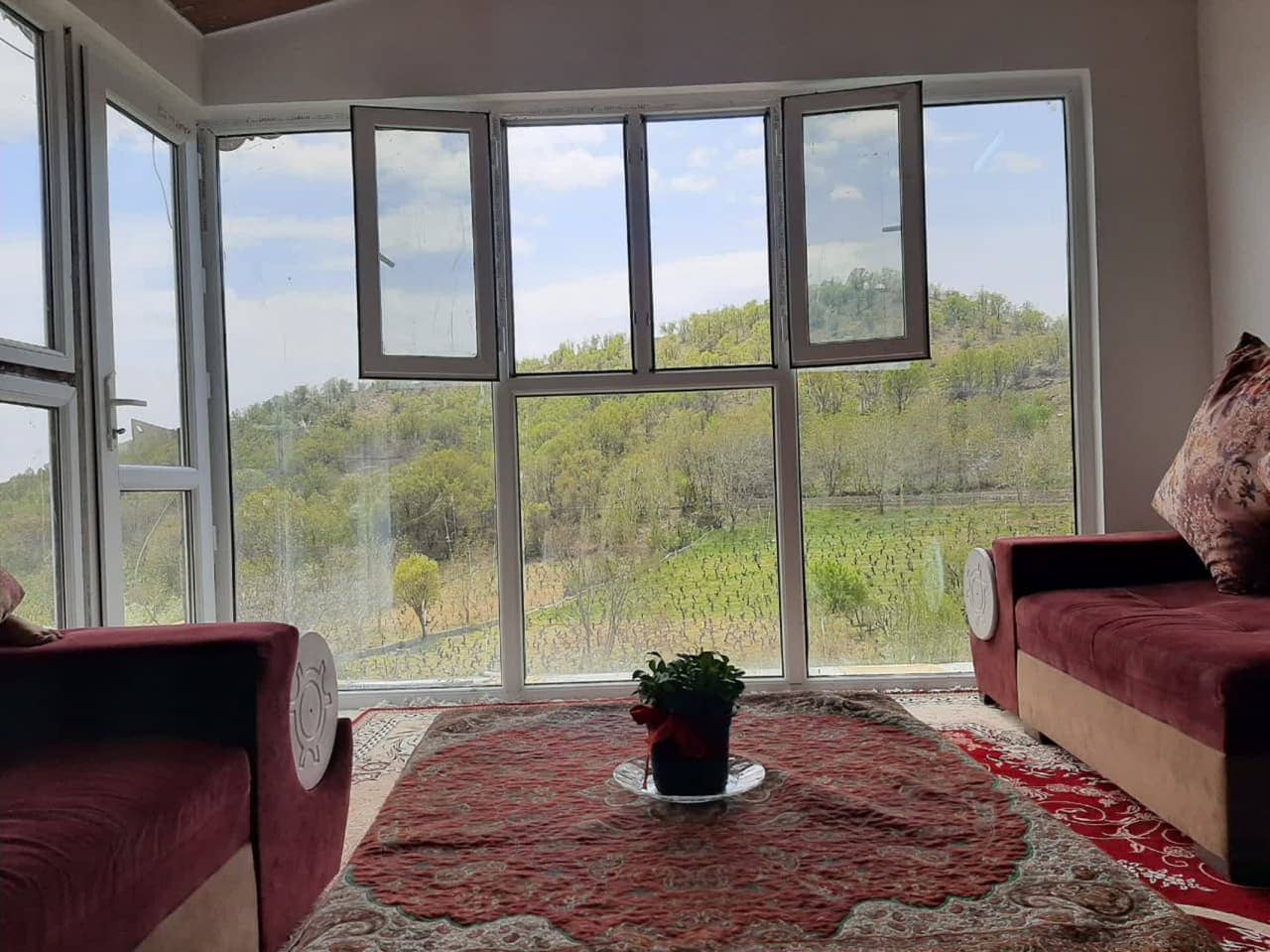 اجاره ویلا باغ در بیاره سیسخت - اتاق شیشه ای