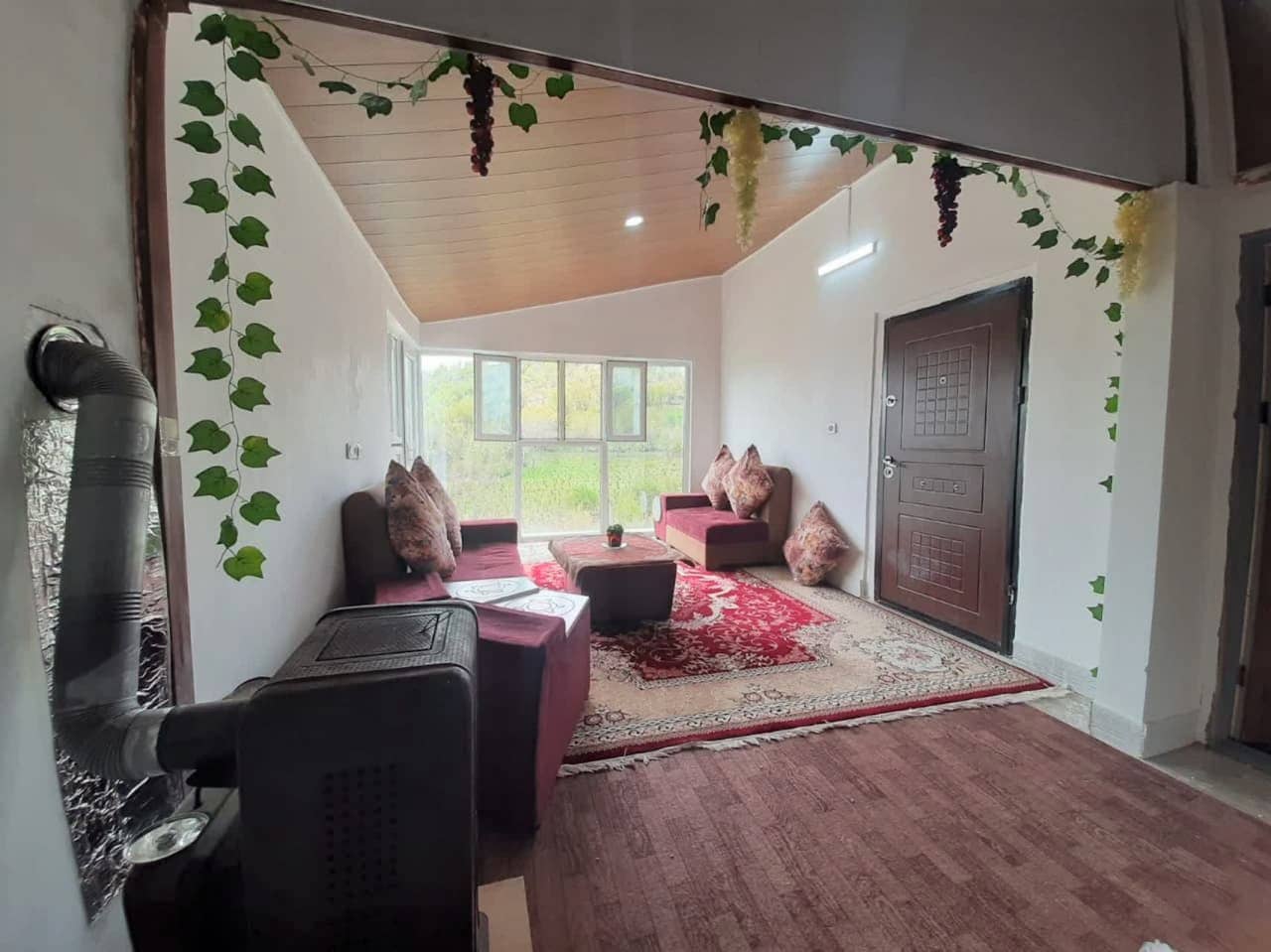 اجاره ویلا باغ در بیاره سیسخت - اتاق شیشه ای