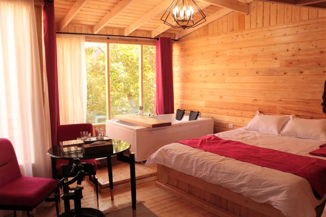 اجاره کلبه چوبی جکوزی دار در فرح آباد فیروزکوه - دگا