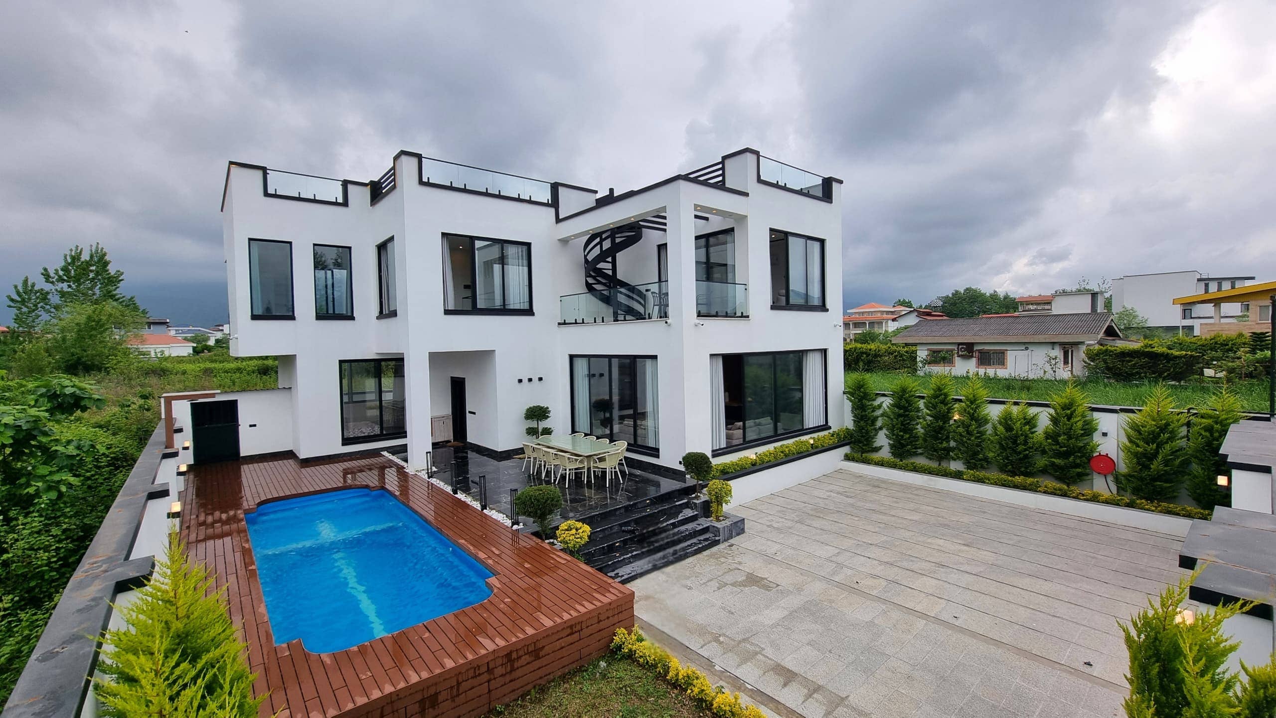 اجاره ویلا با استخر روباز آب گرم در هچیرود - دلفان