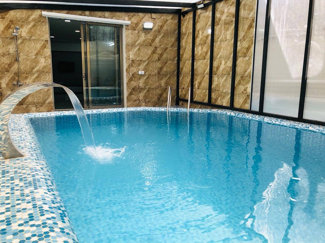 اجاره ویلا استخر سرپوشیده آبگرم در باغ بهادران