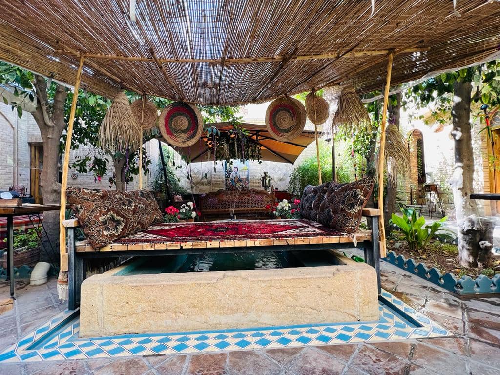 اجاره اتاق سنتی در شیراز - رافائل ، هانییل