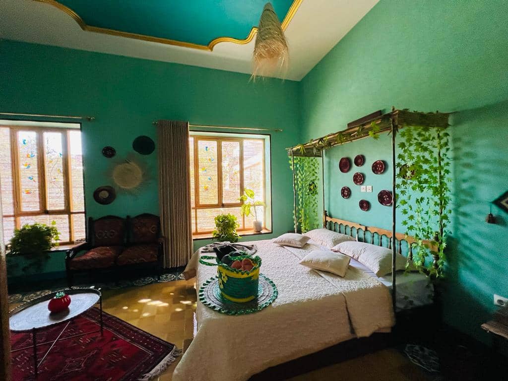 اجاره اتاق سنتی در شیراز - رافائل ، هانییل