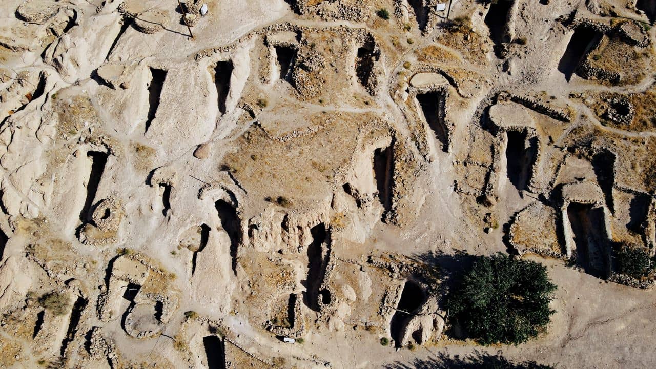 اجاره اقامتگاه صخره ای در روستای میمند - 30متر