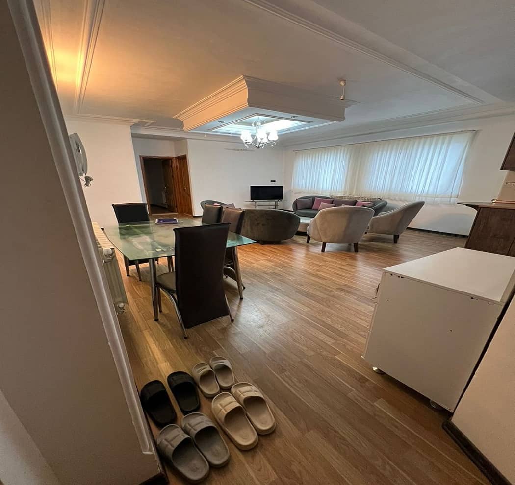 اجاره آپارتمان مبله در خیابان امام خمینی بندر کاووس.دو خوابه طبقه اول90 متری