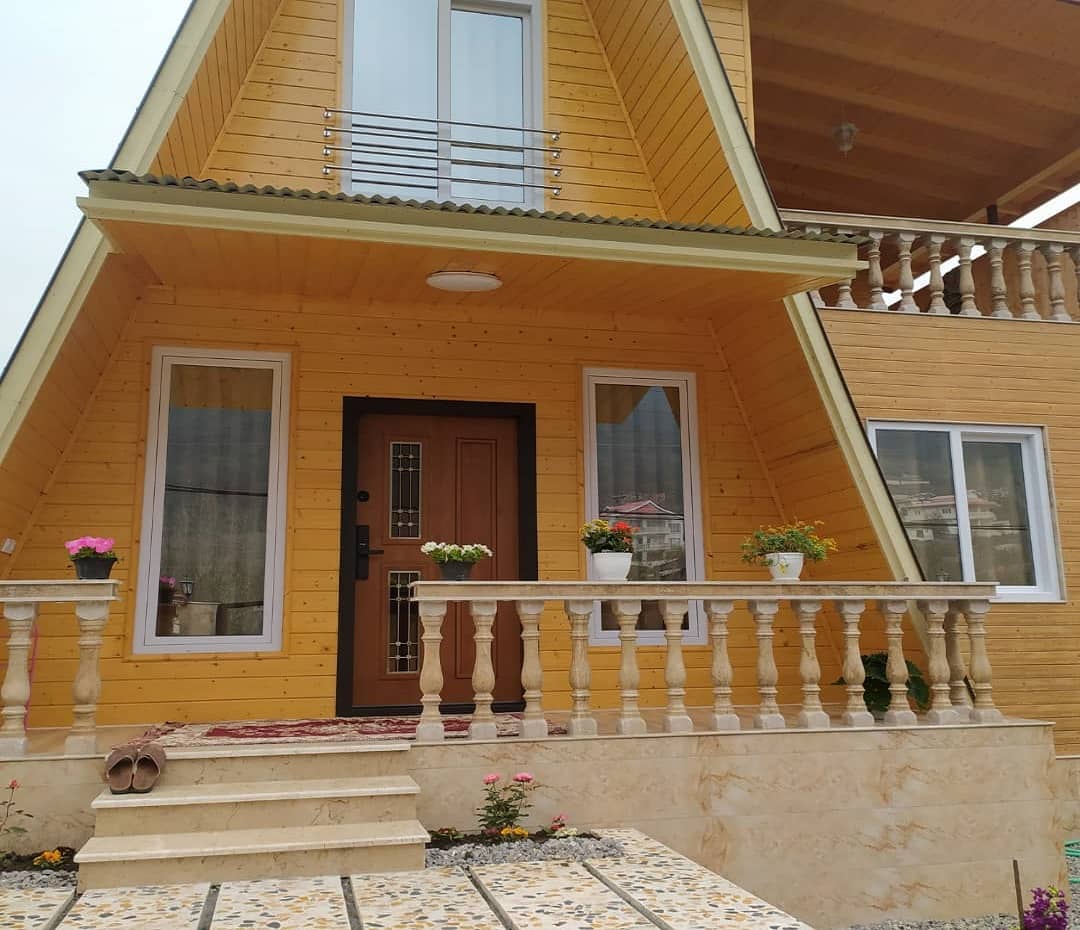 اجاره کلبه سوئیسی جنگلی استخر آب گرم سرپوشیده در پیرهرات- نزدیک به دریا