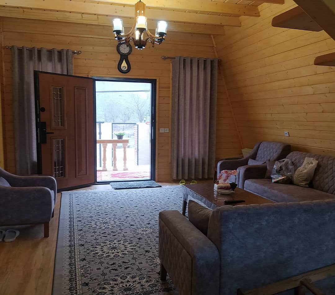 اجاره کلبه سوئیسی جنگلی استخر آب گرم سرپوشیده در پیرهرات- نزدیک به دریا