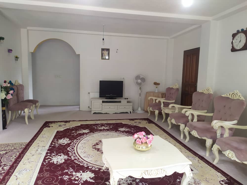 اجاره منزل مبله در گردنه حیران نمایی از سالن و آشپزخانه