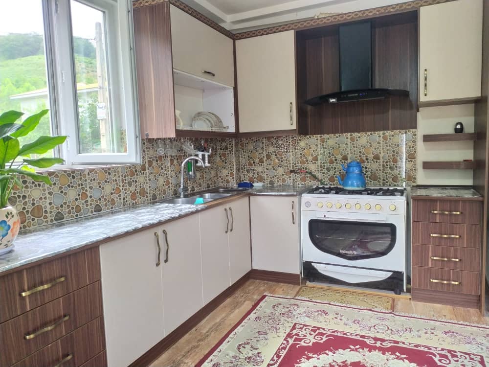 اجاره منزل مبله در گردنه حیران نمایی از سالن و آشپزخانه