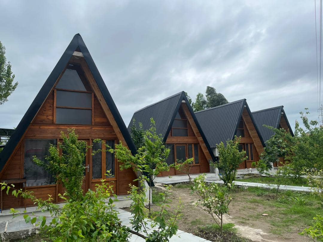 اجاره کلبه سوئیسی استخردار در سرخرود نزدیک به دریا