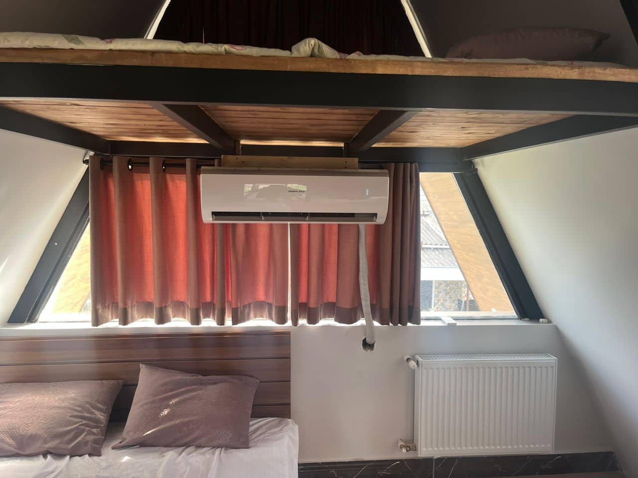 کلبه سوئیسی با استخر روباز در چالکرود رامسر