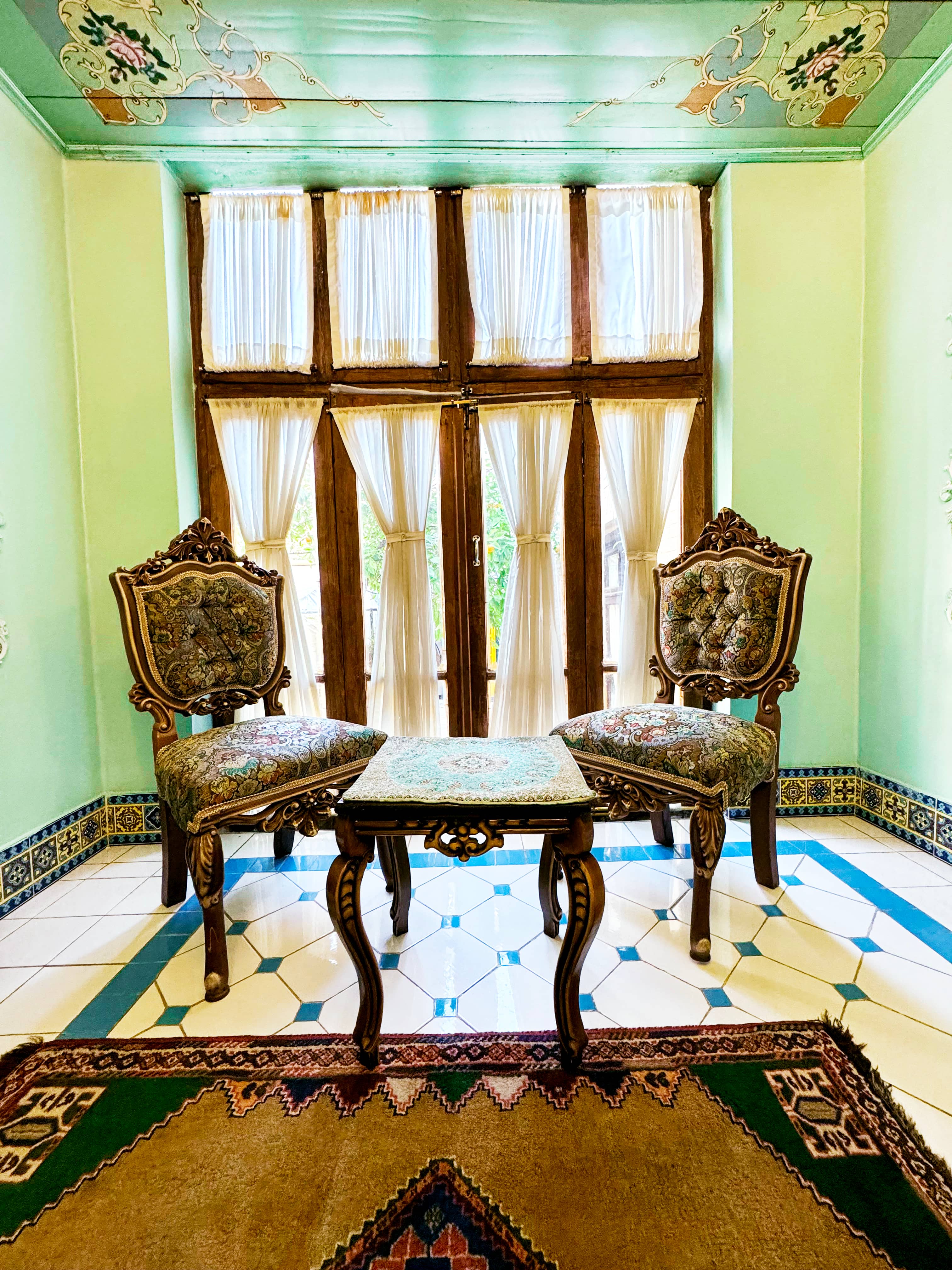 اجاره اتاق سنتی در 9 دی شیراز - گوشواره چپ