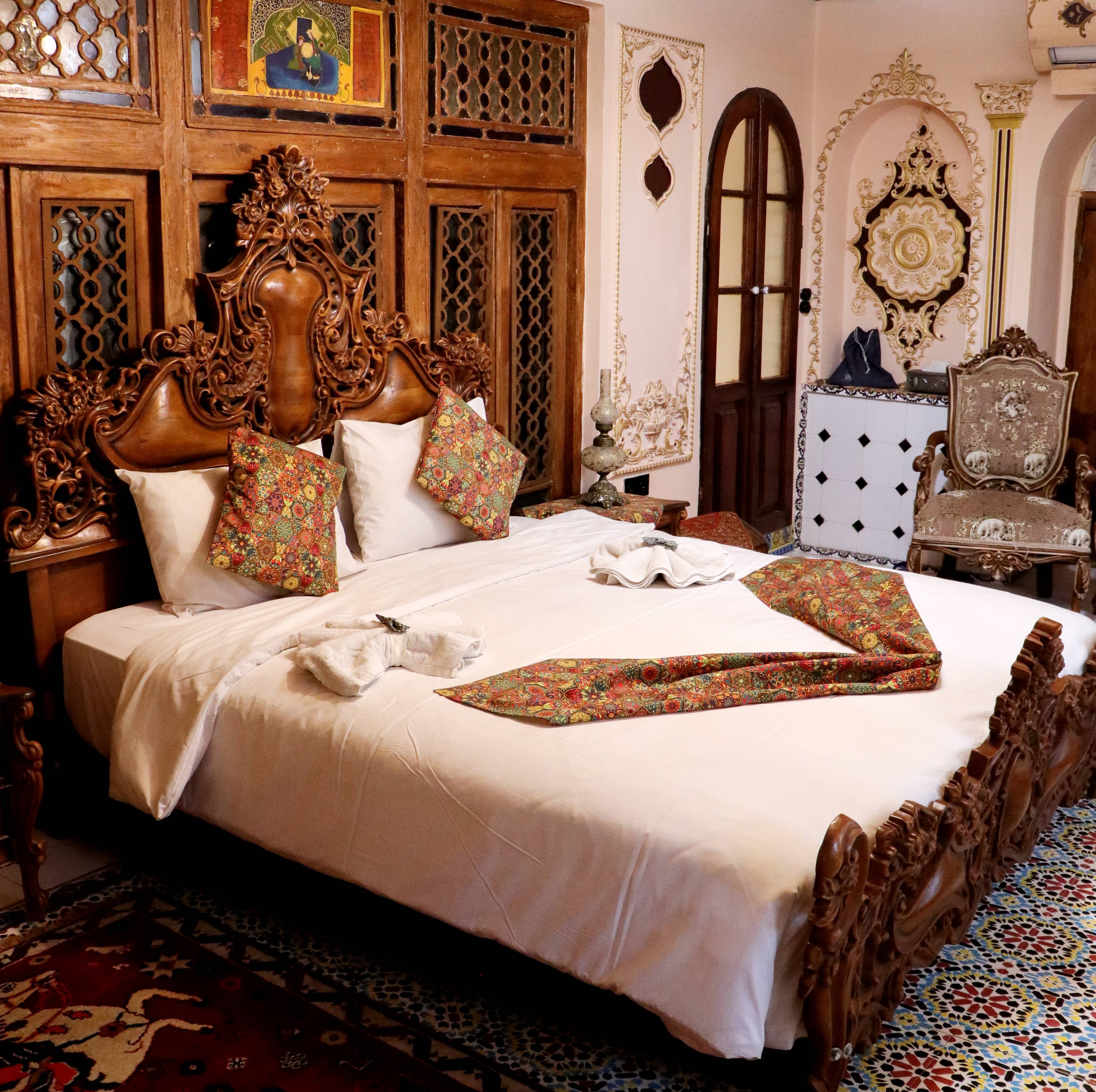 اجاره اتاق سنتی در 9 دی شیراز - پنج دری