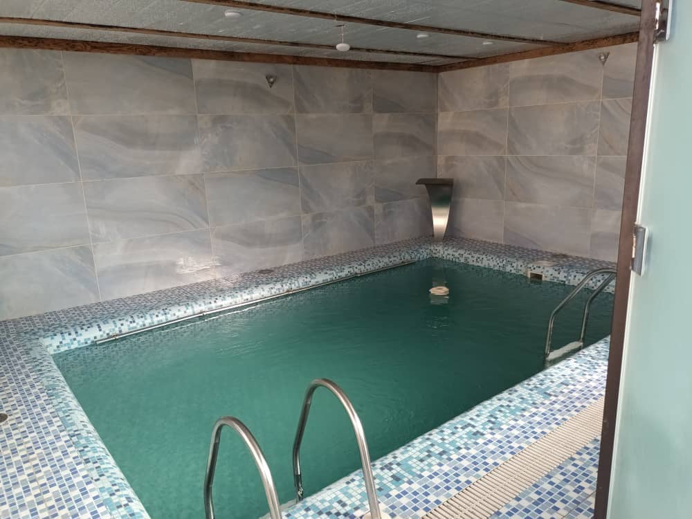 اجاره ویلا با استخرسرپوشیده آبگرم در هفت باغ کرمان