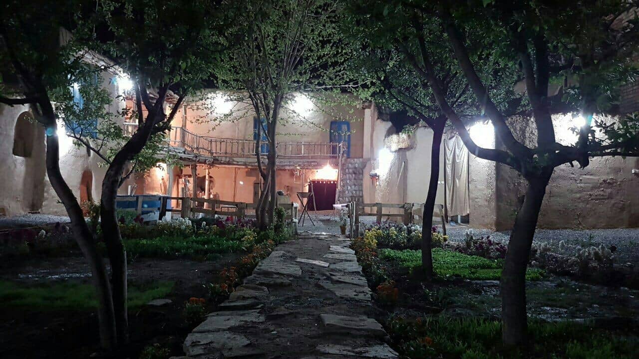 اجاره اجارا اقامتگاه بومگردی سنتی در همدان