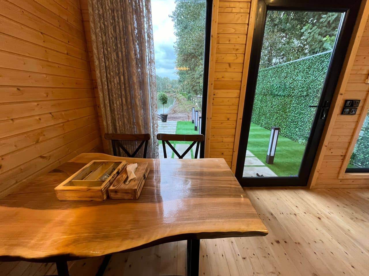 اجاره کلبه سوئیسی استخر روباز در روستای تربگوده بندر انزلی