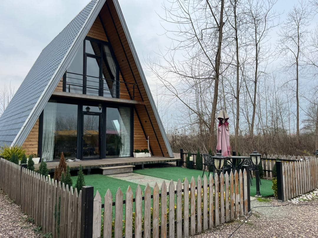 اجاره کلبه سوئیسی جکوزی دار در روستای تربگوده بندر انزلی