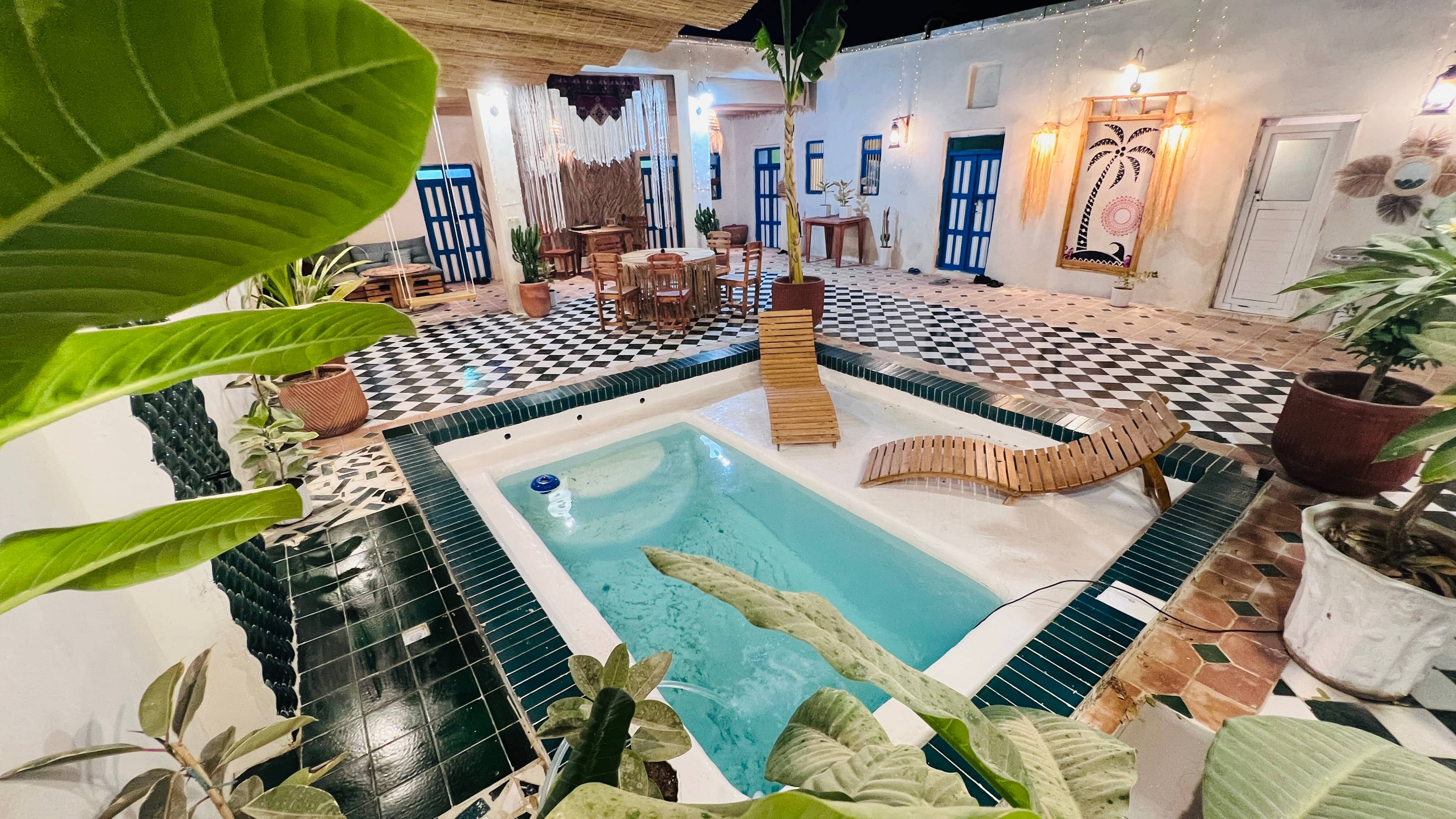 اجاره ویلا استخر آب سرد روباز در روستای سهیلی - چهارخوابه