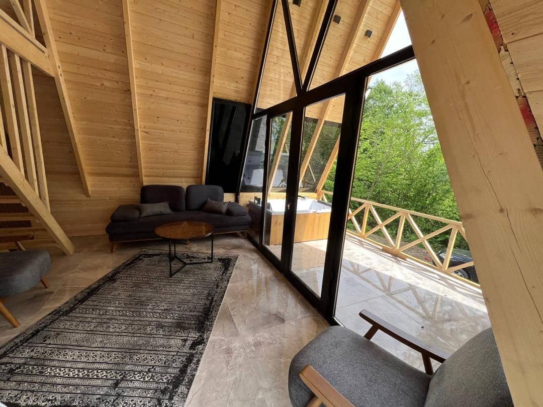 کلبه سوئیسی جنگلی جکوزی دار در برنجستانک