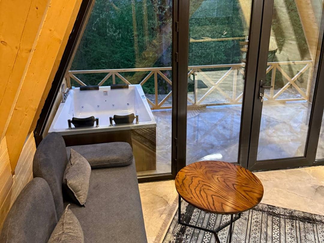 کلبه سوئیسی جنگلی جکوزی دار در برنجستانک